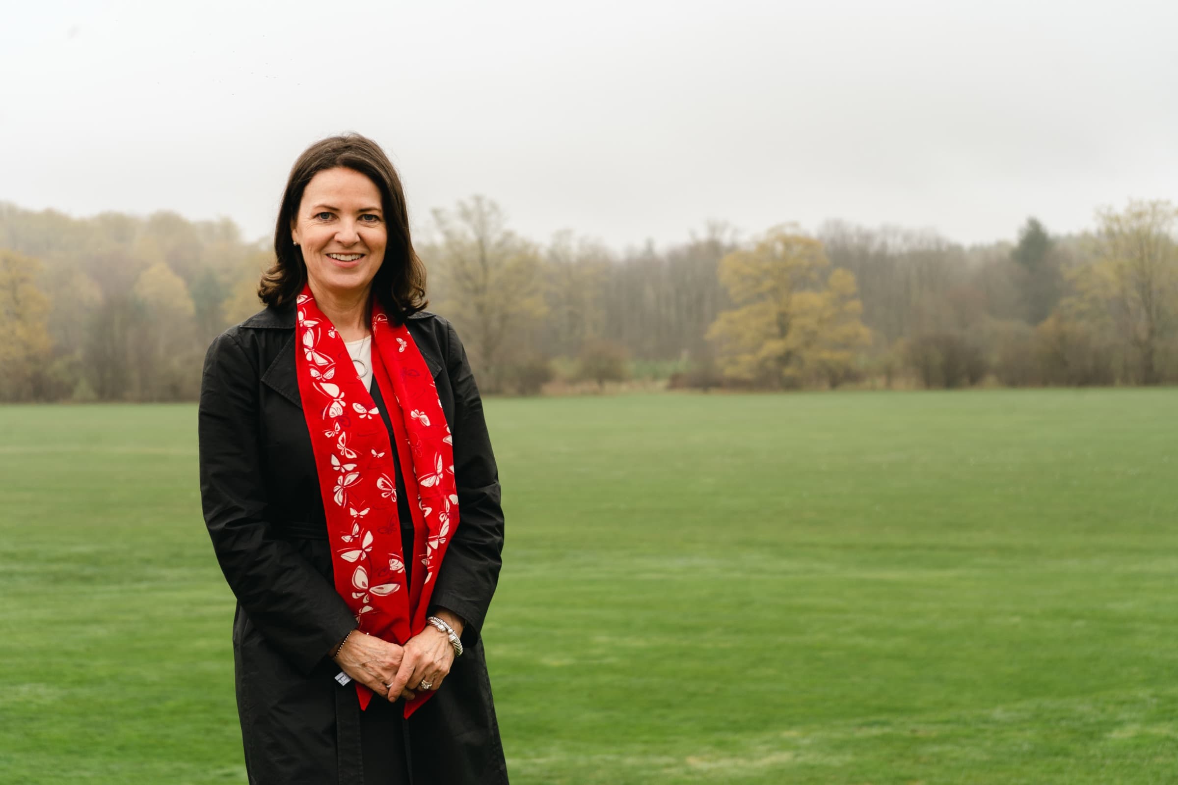 Stephanie Bowman debout dans un champ